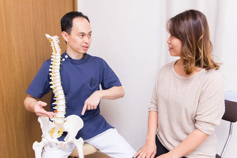 骨格模型を使って歪みの原因を確認している様子